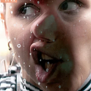 Portada del libro JA!MUSEU en la que se ve un primerísimo plano de una cara apretada contra un cristal, con una mueca.