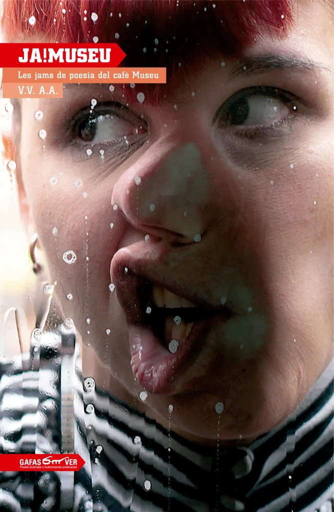 Portada del libro JA!MUSEU en la que se ve un primerísimo plano de una cara apretada contra un cristal, con una mueca.