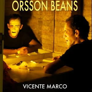 Portada del libro "El collage de Orsson Beans" en la que se ve a un hombre sentado frente a un espejo, en proceso de pintarse la cara de blanco. Tiene la mirada triste y perdida.