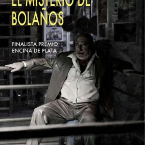 Portada del libro "El misterio de Bolaños" en la que se ve a un hombre sentado sobre un taburete de plástico, con la mirada levantada al cielo.