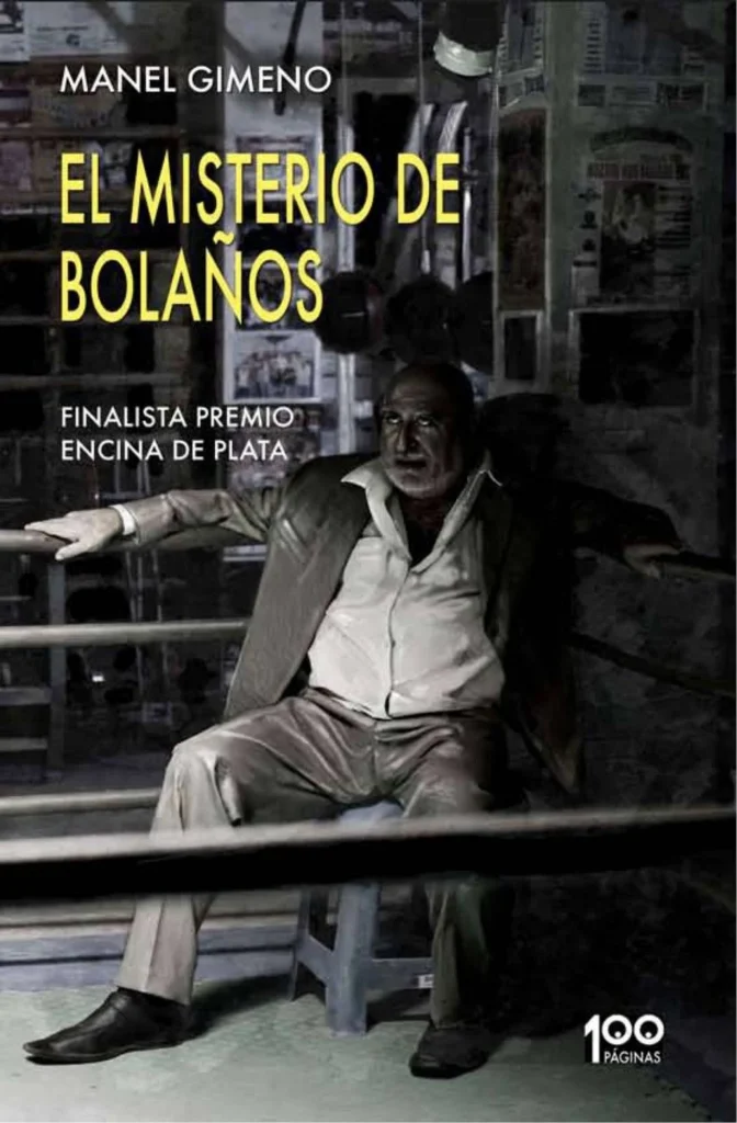 Portada del libro "El misterio de Bolaños" en la que se ve a un hombre sentado sobre un taburete de plástico, con la mirada levantada al cielo.