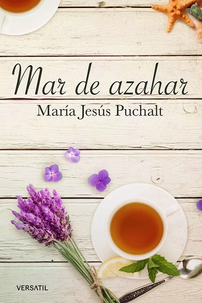 Portada del libro "Mar de Azahar" e María Jesús Puchalt. Dibujo de una mesa de tablones de madera blanca sobre los que reposa una taza de te, estrellas de mar y lavanda.