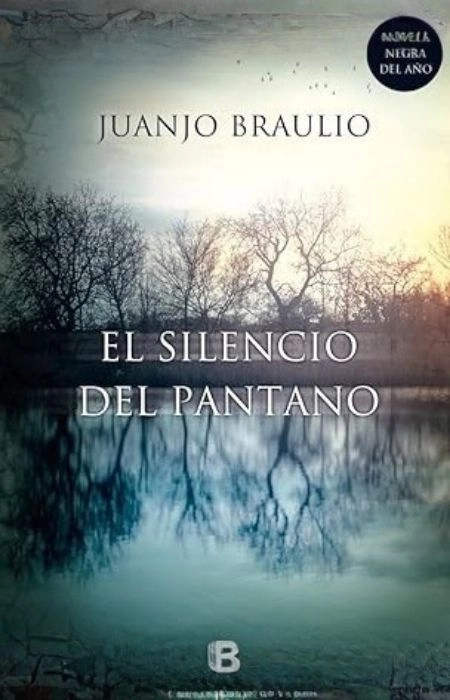 Portada del libro "El silencio del pantano" de Juanjo Braulio. Dibujo de un paisaje invernal, en el lago se reflejan las siluetas de árboles sin hojas.