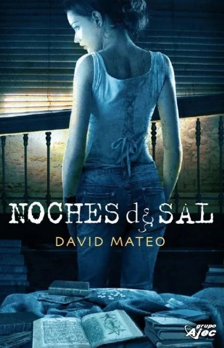 Portada de "Noches de sal" de David mateo. Vemos a una jóven de espaldas entre un balcon con las persianas viejas y rotas y una mesa atestada de libros.